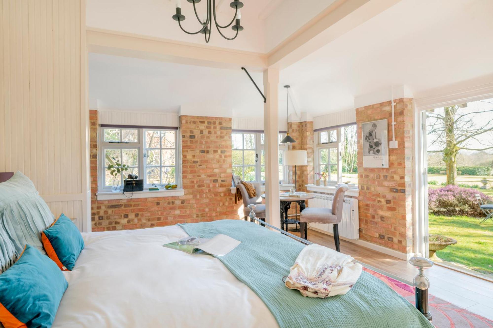 Old Mill Lodge By Huluki Sussex Stays Hurstpierpoint Zewnętrze zdjęcie